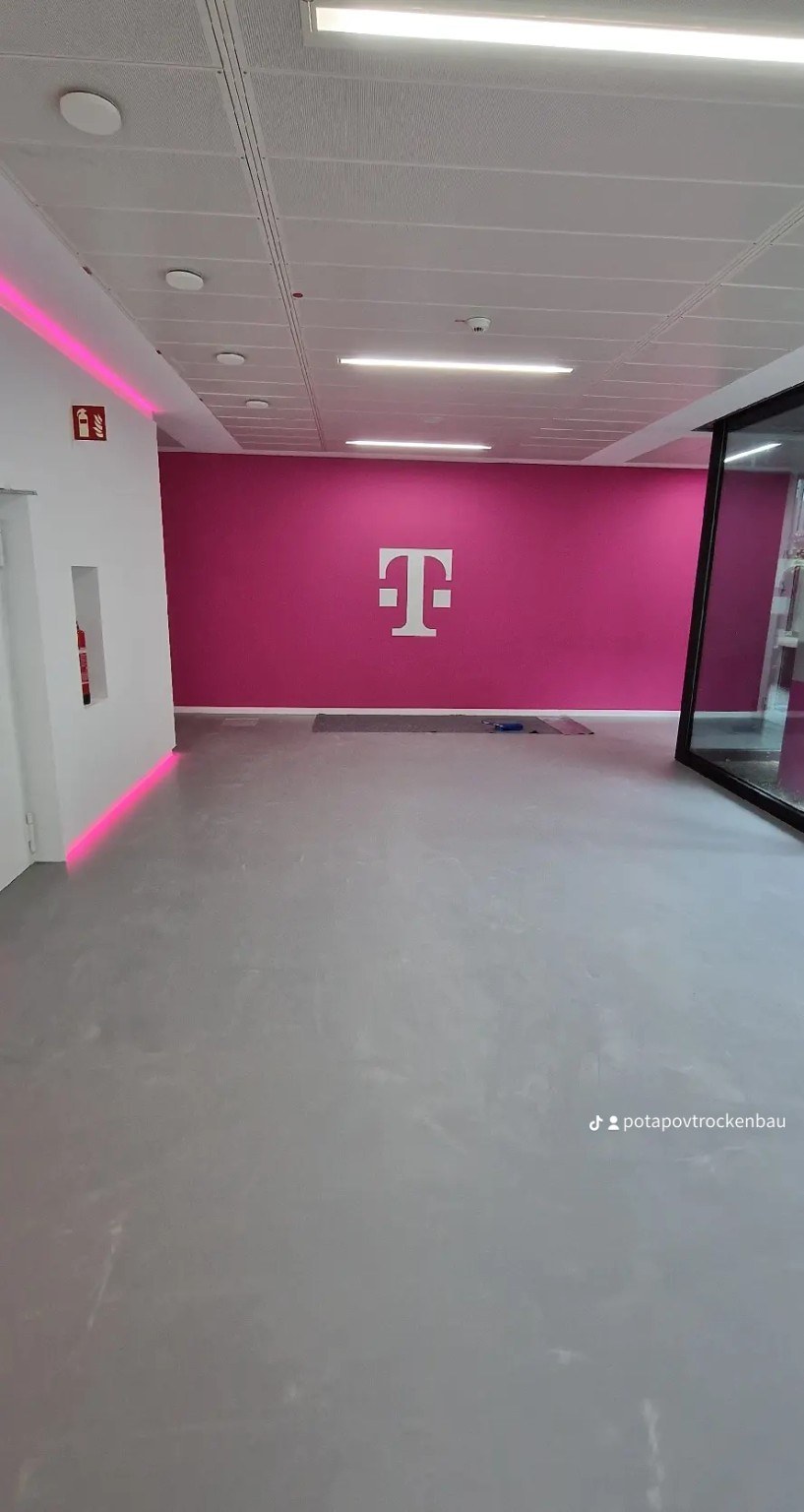 Abgehängte Decke mit Akustikplatten in einem Gewerberaum