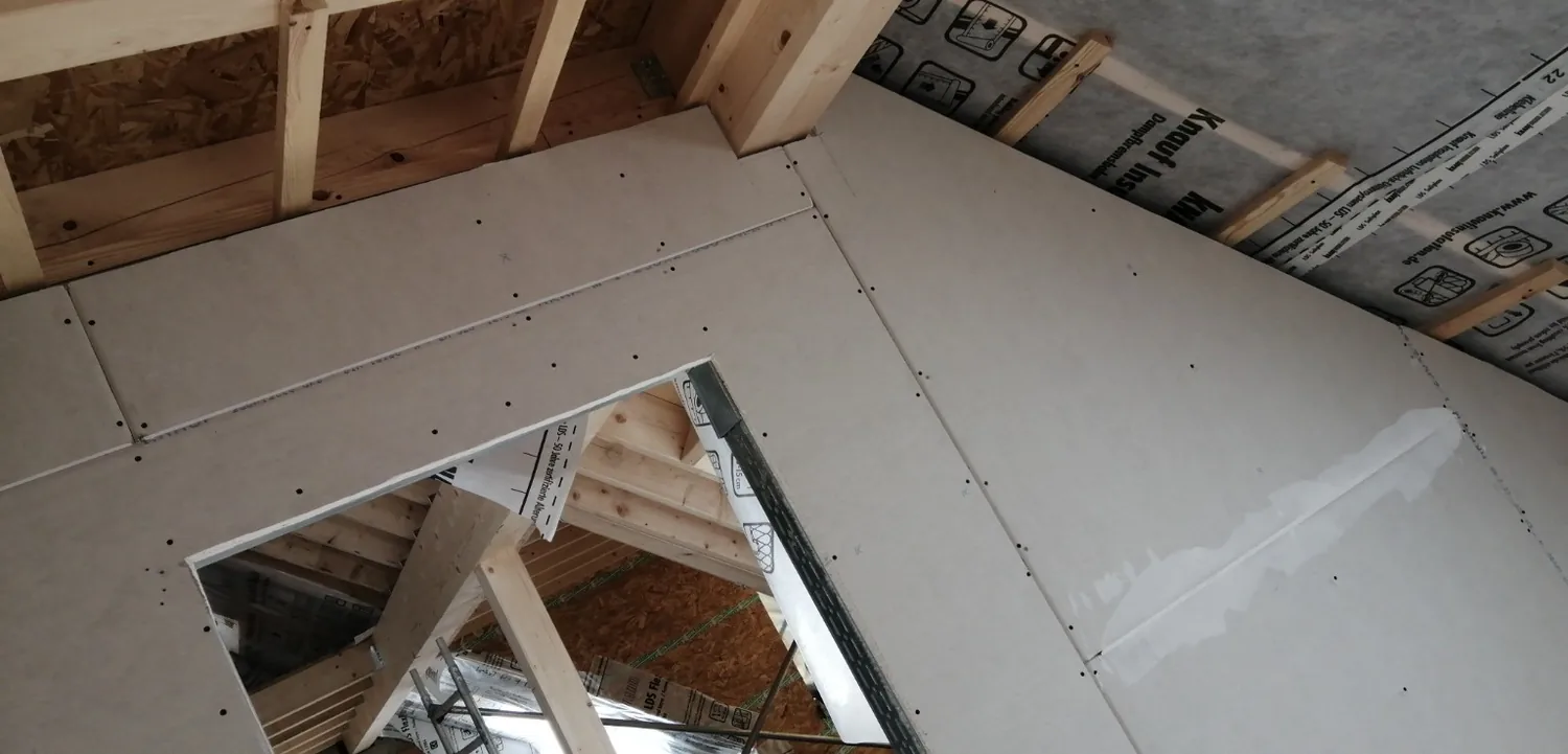 Detail einer Gipskartonverkleidung rund um eine Dachkonstruktion