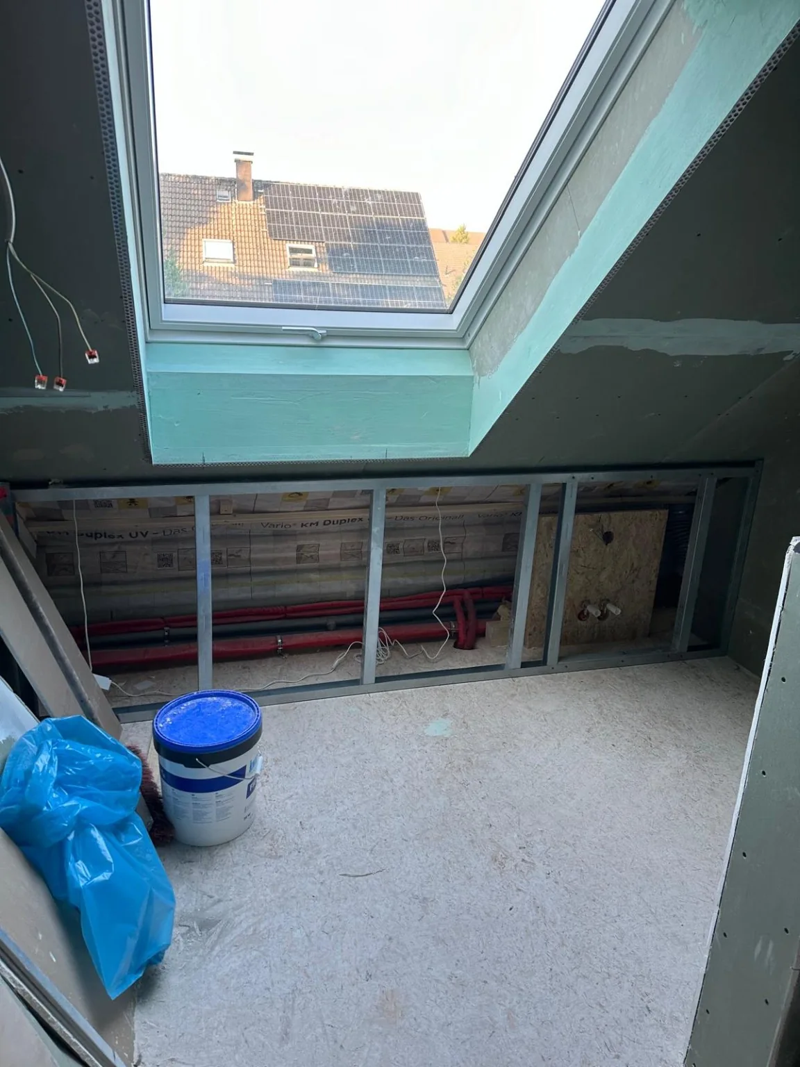 Dachfenster mit verkleideten Laibungen und sichtbarem Metallständerwerk an der Drempelwand