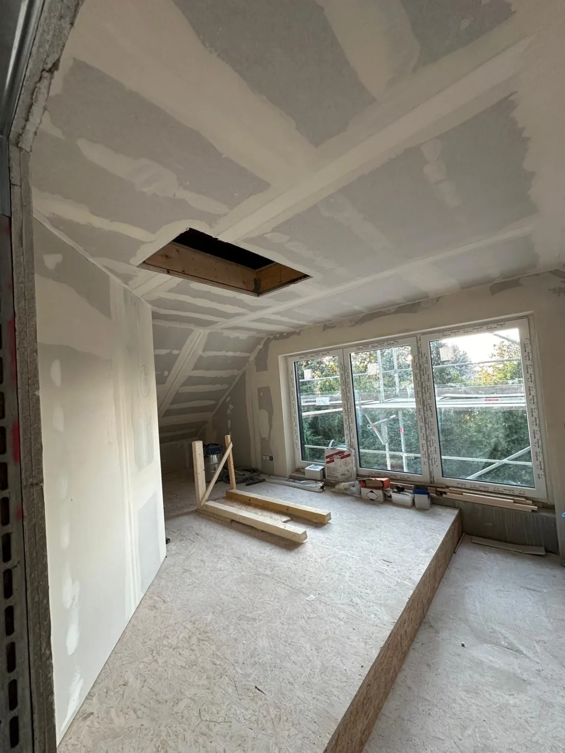 Dachgeschossraum mit Gipskartondecke und vorbereiteter Deckenöffnung