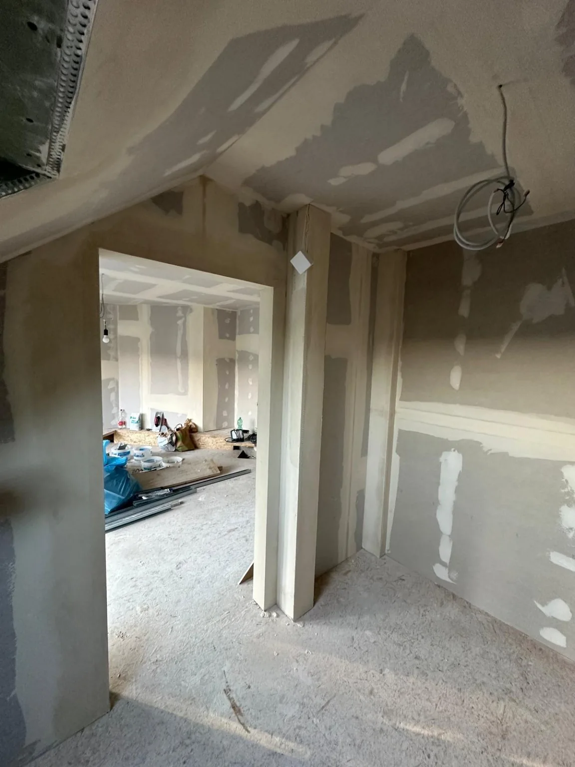 Gipskarton-Türöffnung mit bearbeiteten Wand- und Deckenanschlüssen im Dachgeschoss