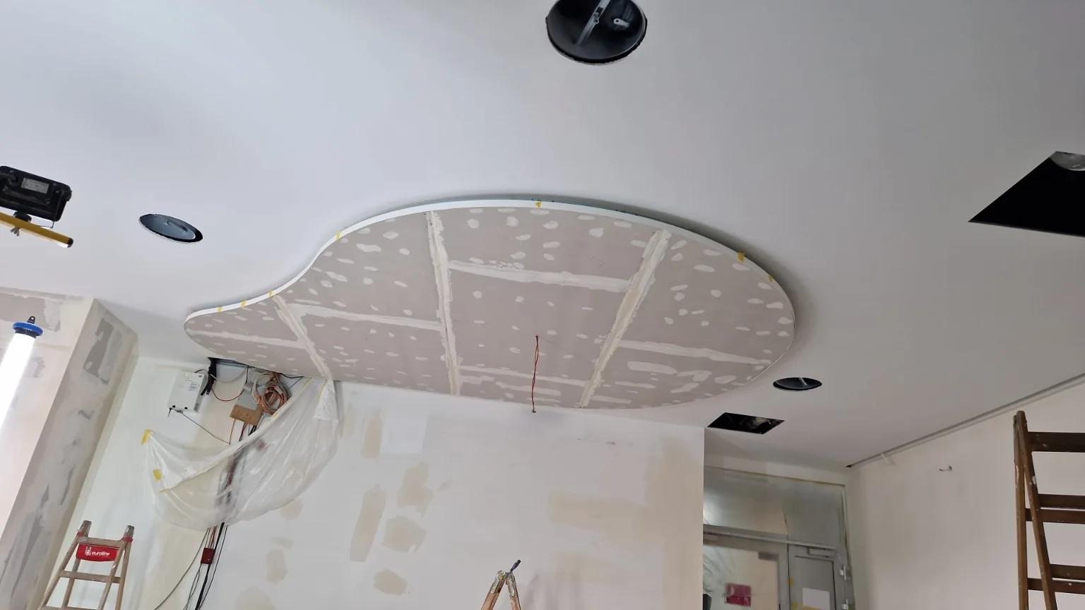 Gipskartonplatten auf der geschwungenen Decke mit verspachtelten Fugen