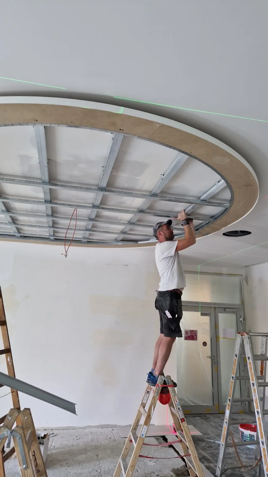 Metallprofile innerhalb der geschwungenen Deckenform