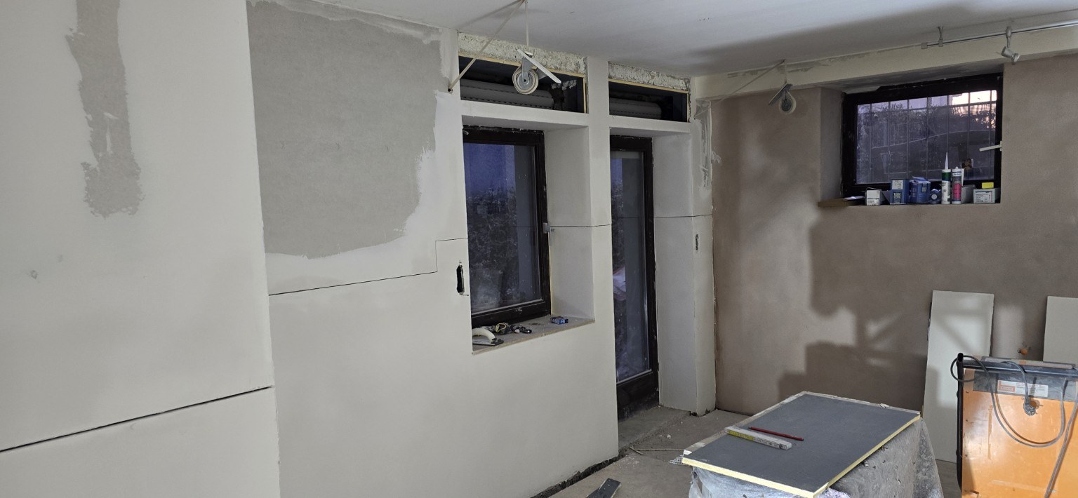 Vorbereitete und gespachtelte Wandoberflächen an Fensteröffnungen