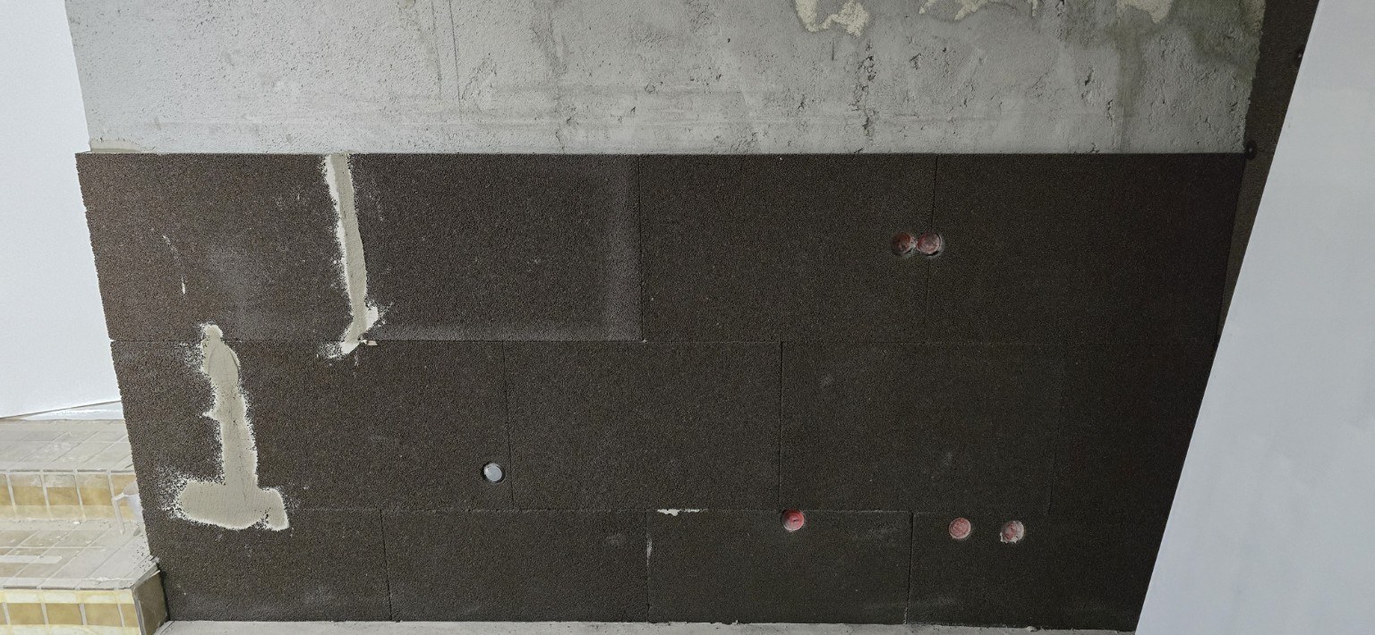 Montierte Dämmplatten an einer Innenwand während der Bauphase